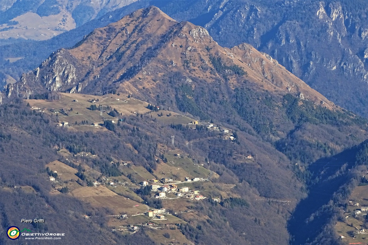41 Zoom in Spettino con il Monte Gioco (1366 m).JPG